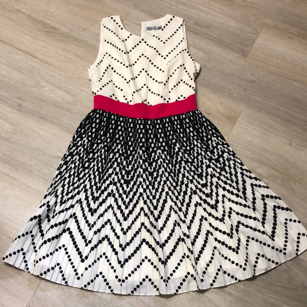 Eliza J Dress black and white pleated dress size 10P
